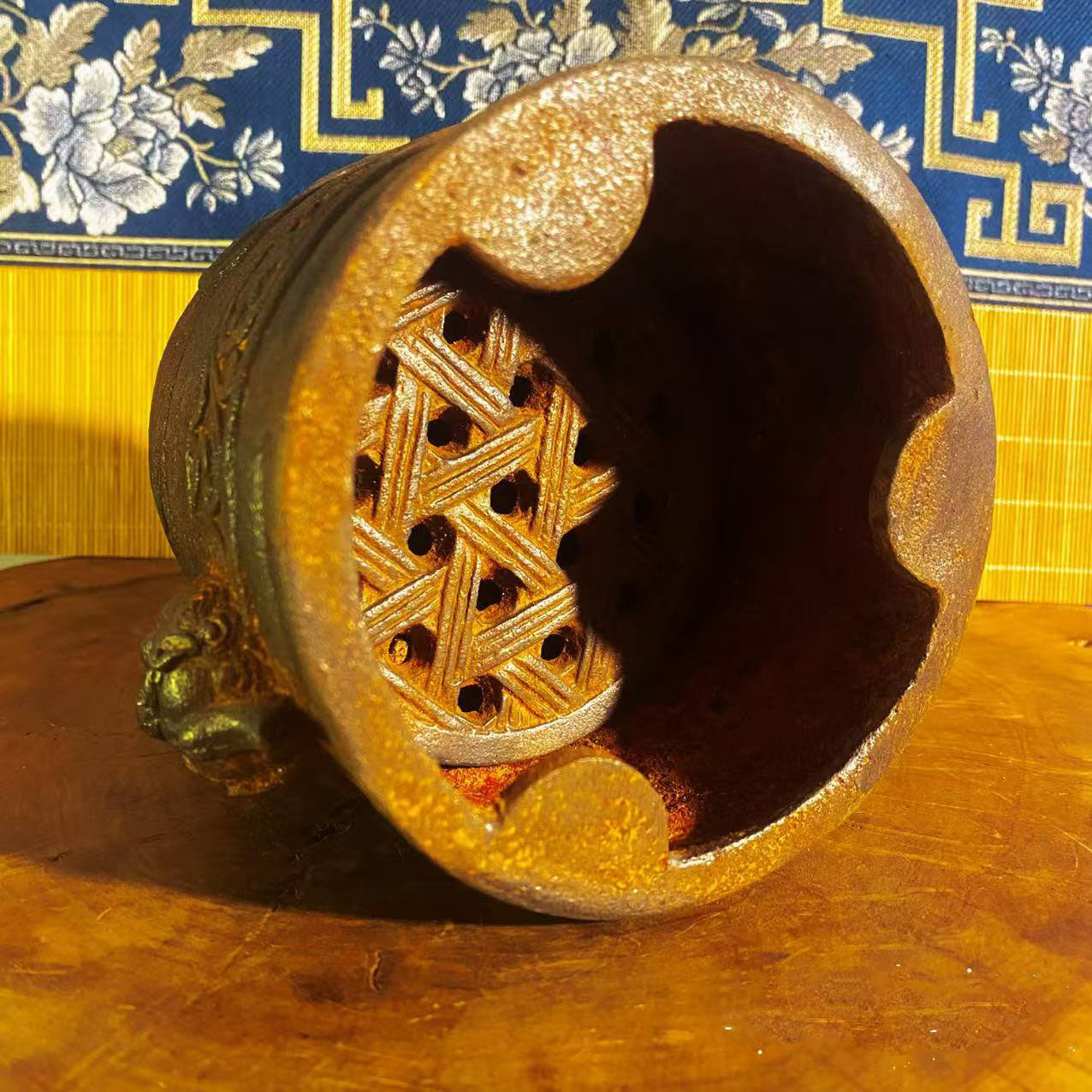 vesselofzen-Antique-style charcoal stove Animal guard vine shadow