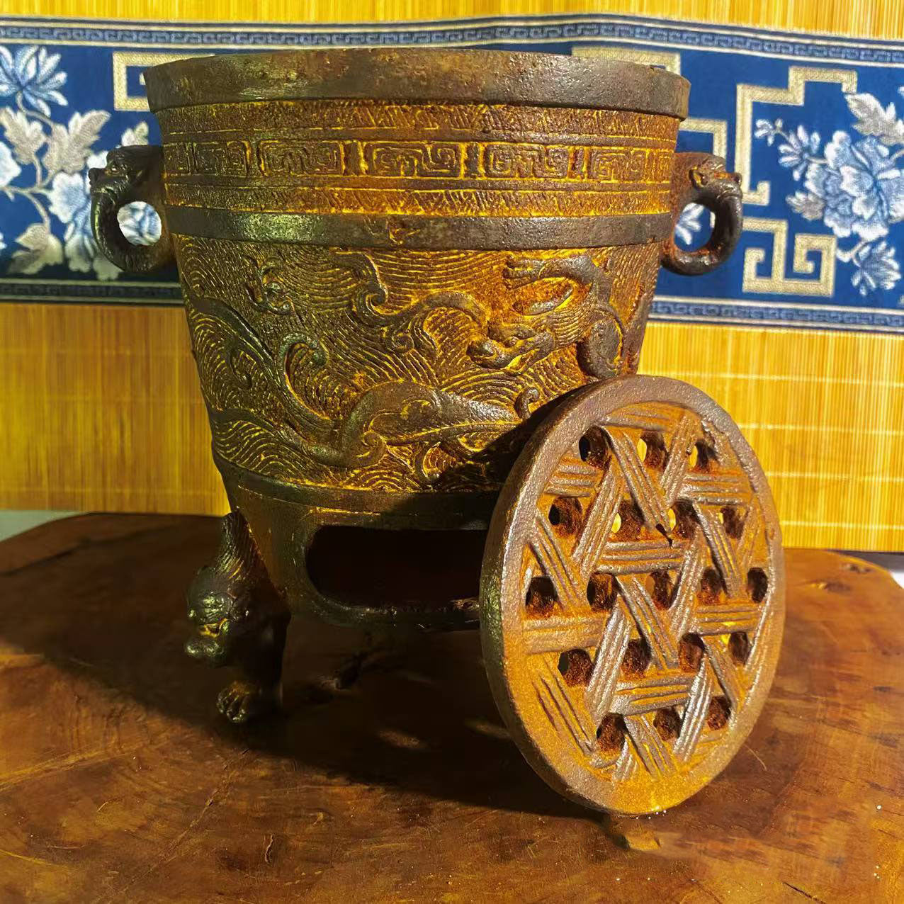 vesselofzen-Antique-style animal-foot charcoal stove with dragon pattern and Zen style