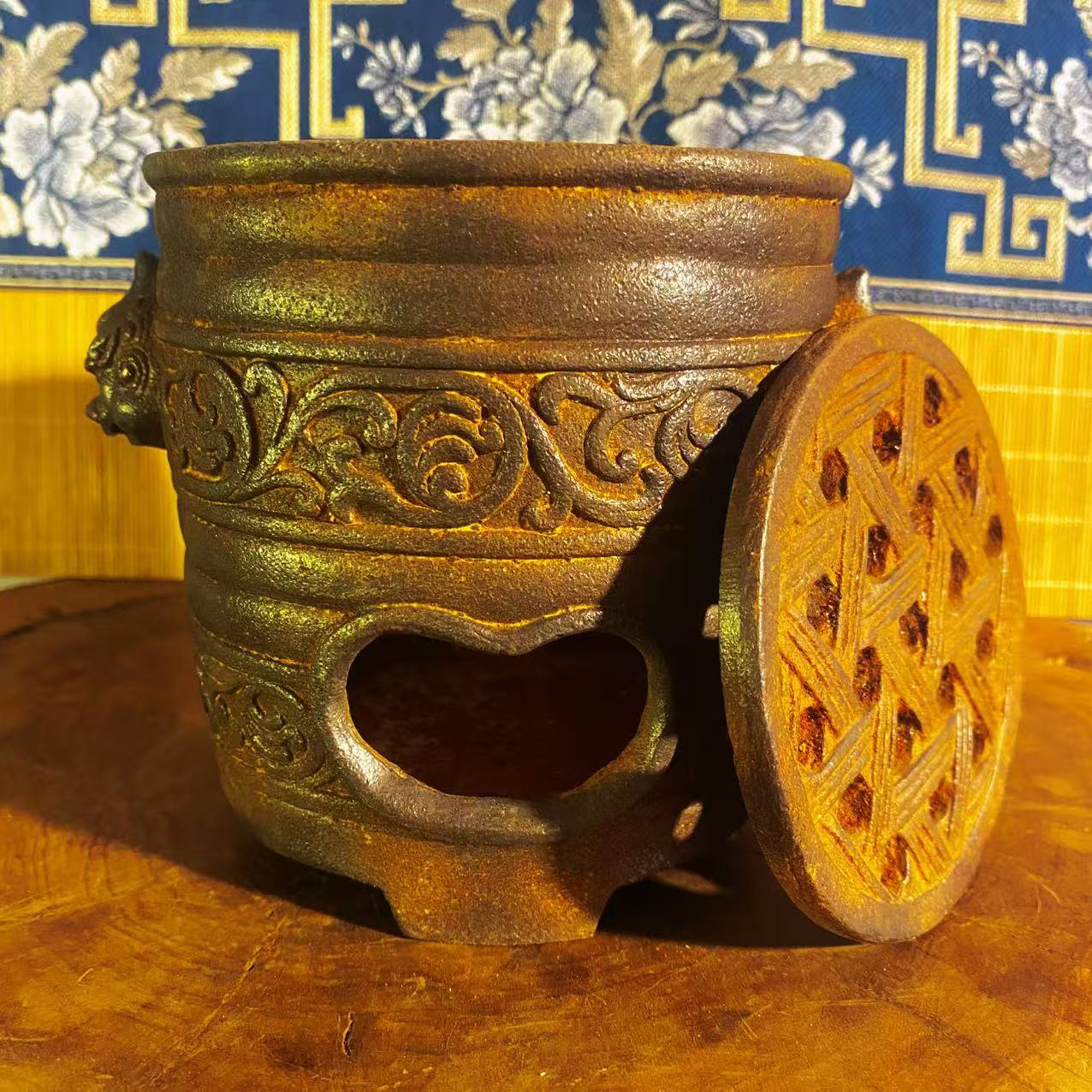 vesselofzen-Antique-style charcoal stove Animal guard vine shadow