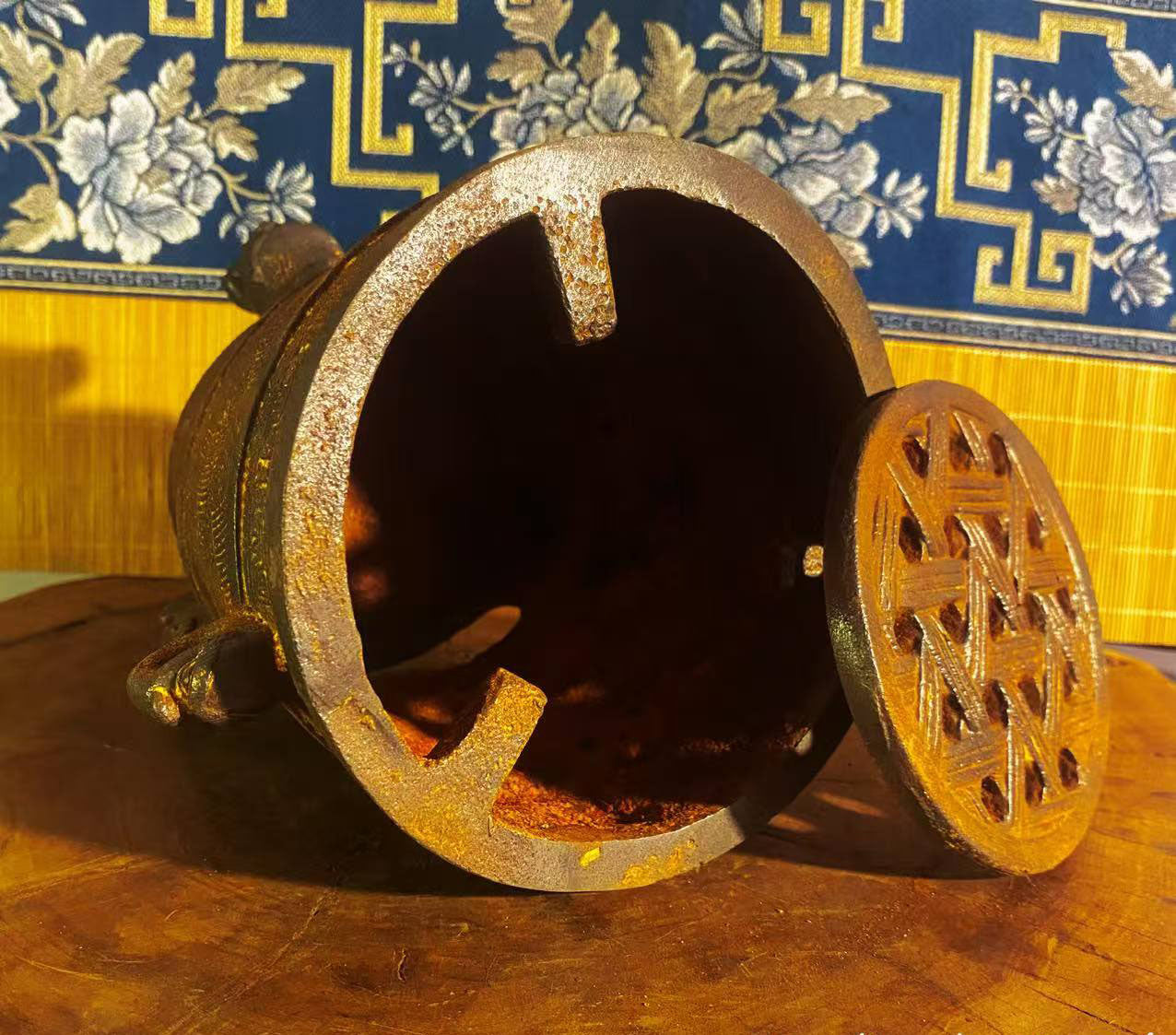 vesselofzen-Antique-style animal-foot charcoal stove with dragon pattern and Zen style